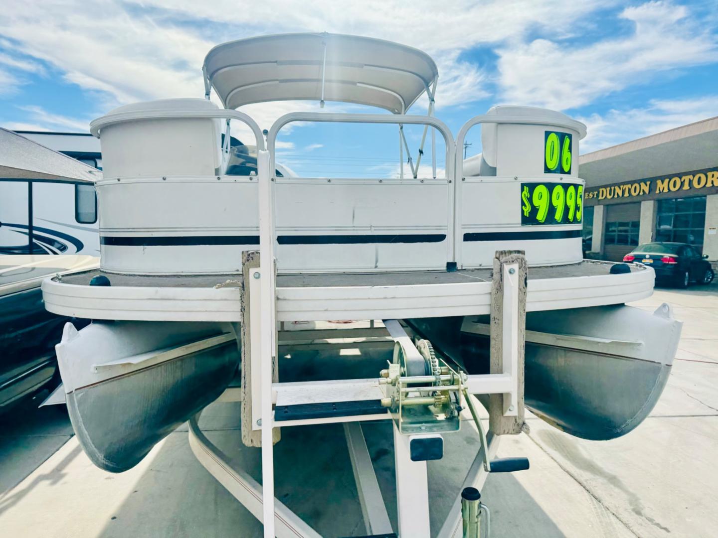 2006 White Crestliner 2485 Sport LX , located at 2190 Hwy 95, Bullhead City, AZ, 86442, (928) 704-0060, 0.000000, 0.000000 - On consignment. 2006 Crestliner 24 ft. 115 four stroke engine. good bimini top. stereo. newer speakers. new batteries. has pop up changing room Full boat cover. free and clear title and boat title. - Photo#1